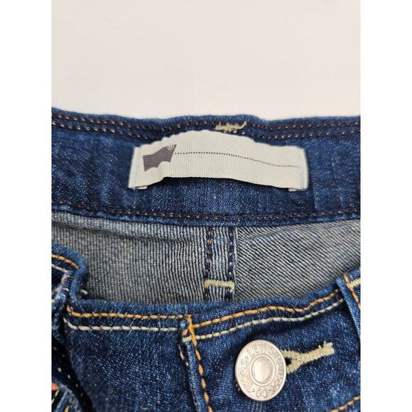 Levi Strauss Women's Size 5 Midi Cuffed Medium Wash Jean Shorts - Picture 2 of 8